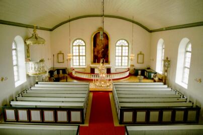 Bredareds kyrka har kvar sin nyklassicistiska symmetri, här sedd från läktaren mot koret.
