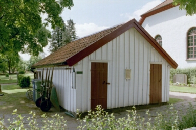 Timrad förrådsbod öster om Bredareds kyrka, norra gaveln.