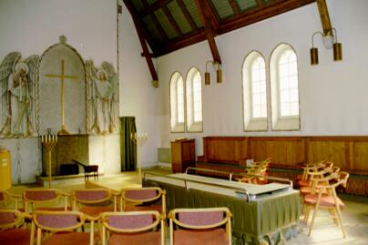 Koret och södra långsidan av S:ta Birgittas kapell. Predikstolen står vid änden av den väggfasta bänken.