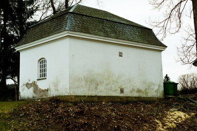 Gravkapellet sett från gamla prästgårdstomten i norr.