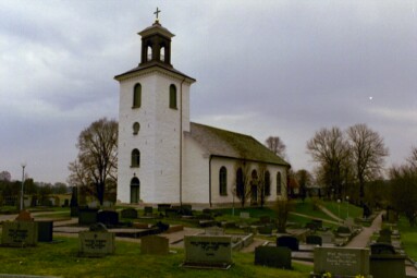 Rångedala kyrka med omgivande kyrkogård.