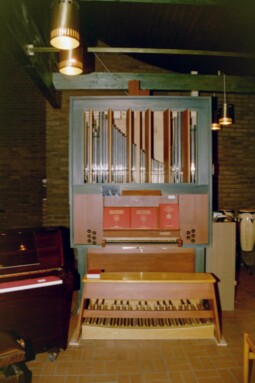Orgeln i Hässleholmens kyrka är placerad i ett sidokapell åt norr.