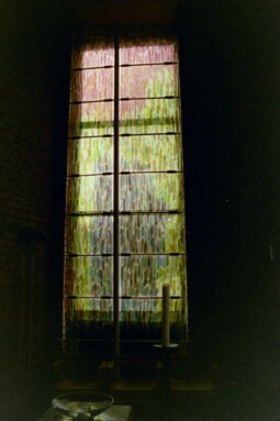 Tvärskeppens fönster är försedda med glaskonst av Folke Heybroek.