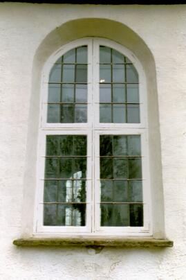 Fönster i exteriören på Borgstena kyrka.