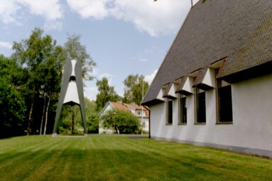 Sandareds kyrka och klockstapel invigdes 1960. Här ses kyrkans västfasad och i huset bakgrunden är prästbostad.