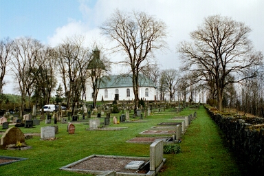 Toarps kyrka sedd från kyrkogårdens sydöstra hörn.