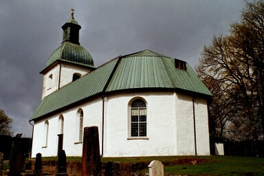 Toarps kyrka har ett ovanligt utformat tresidigt kor med rundade väggar på sidorna av en rak östvägg.