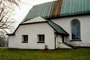 Sakristian i Toraps kyrka har också valmat mansardtak. Åt öster byggdes den till 1955.