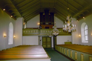Tämta kyrka sedd mot orgelläktaren.