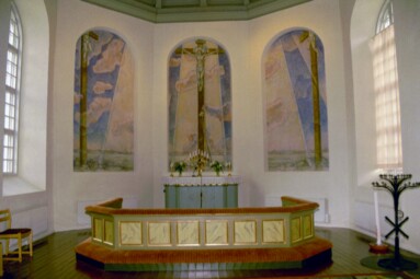 Koret med målningar i de igensatta korfönstren med Golgatascen av Einar Forseth från 1949.