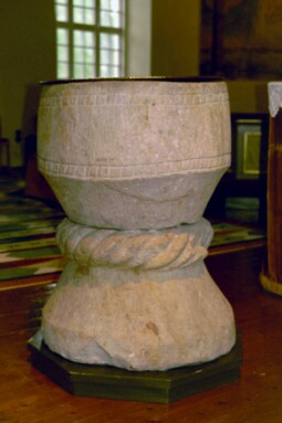 Dopfunten i Tämta kyrka är medeltida.