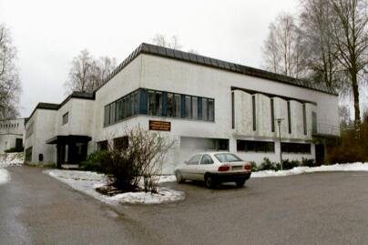 Församlingshemmet med ungdomsgård till Dammsvedjans kyrka.