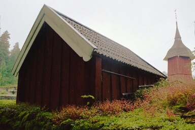 Brämhults gamla kyrkohärbärge har äldre, figursågade vindskivor under de nyare som troligen är samtida med takpannorna.