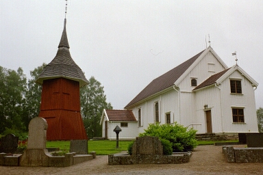 Brämhults kyrka har ett vapenhus åt väster och ett åt norr. Kyrkan är timrad och har delar av medeltida väggar bevarade.