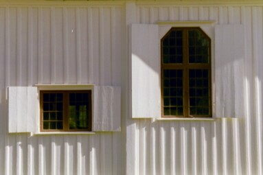Fönster i Brämhults kyrka, där det mindre är beläget under läktaren. Luckor har fönstren haft sedan 1731.