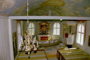 Brämhults kyrka sedd från läktaren mot koret.