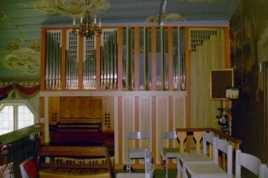 Orgeln i Brämhults kyrka byggdes 1983 och ställdes längs sydsidan för att inte skymma väggmålningarna.