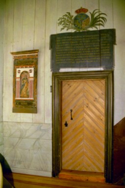 I koret finns målad text från 1816 som berättar om Brämhult kyrkas historia. Här, över sakristians dörr, omtalas ombyggnaden 1797-98.