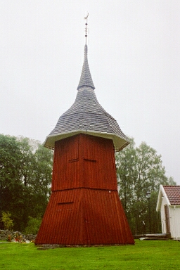 Klockstapeln vid Brämhults kyrka sedd från väster.