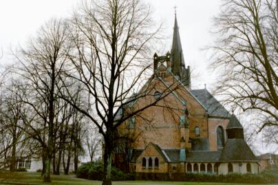 Gustav Adolfs kyrka, östfasaden med kor, korutsprång (fd sakristia), meditationsgång och sakristia längst i norr.