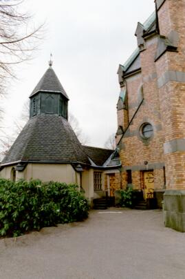 Gustav Adolfs kyrka har en tillbyggd sakristia från 1952.