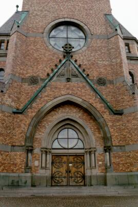Västportal och vimperg i Gustav Adolfs kyrka.