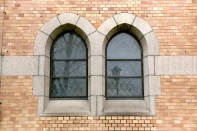 Gustav Adolfs kyrka, nederfönster i långhusets fasad.