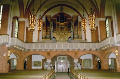 Gustav Adolfs kyrka sedd mot orgelläktaren i väster.