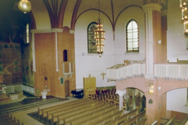 Gustav Adolfs kyrka sedd från norra sidoläktaren mot södra tvärskeppet.