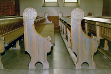 Bänkarna i Gustav Adolfs kyrka i nationalromantisk stil är ursprungliga.