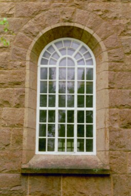 Fönster i Vänga kyrkas södra långsida. Luften nederst i mitten är försett med gångjärn.