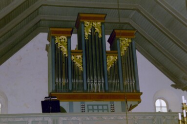 Orgeln i Vänga kyrka installerades 1976 men har nyklassiserande drag.