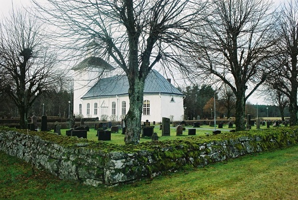Håcksviks kyrka med omgivande kyrkogård sedd från sydöst.