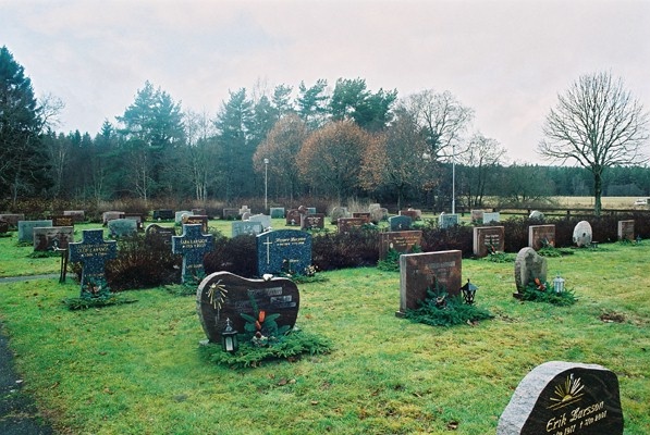 Norra delen av begravningsplatsen vid Håcksviks kyrka, från Ö.