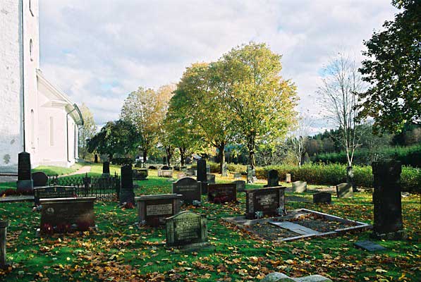 Kyrkogårdens södra del, sedd västerifrån