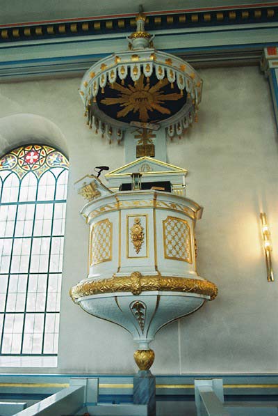Predikstolen i Svenljunga kyrka är utförd av Johannes Andersson, Mjöbäck