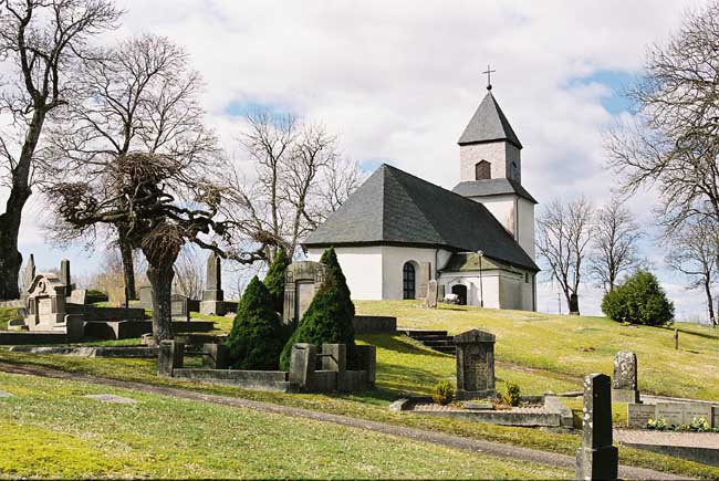Kyrkan med omgivande kyrkogård. 
