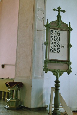 Dopfunt och nummertavla i Essunga kyrka. Neg.nr. 04/152:09. JPG.