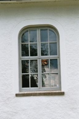 Långhusfönster på Främmestads kyrka. Neg.nr. 04/163:22. JPG. 