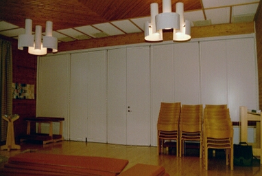 Interiör av Kyrkans gård i Sandhem, byggd 1984. Neg.nr. B960_016:15. JPG.