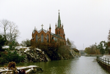 Trollhättans kyrka sedd från Kyrkbron.