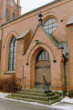 Östporten i Trollhättans kyrka tillkom 1905.