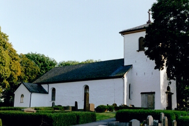 Norra sidan av Väne-Åsakas kyrka med sakristian sedd från nordväst.