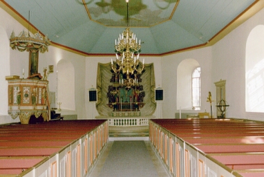 Vy mot koret i Väne-Åsakas kyrka.