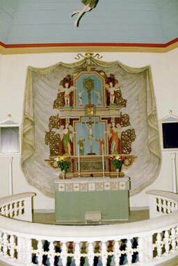 Väne-Åsakas kyrka, altaruppsatsen och väggmålningen.