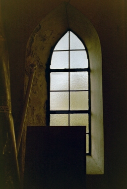 Håjums gravkapell, korutspångets fönster. Neg.nr. B960_010:10. JPG.