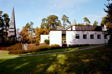 Blåsutkyrkan och dess klockstapel från 1974, här sett från söder.
