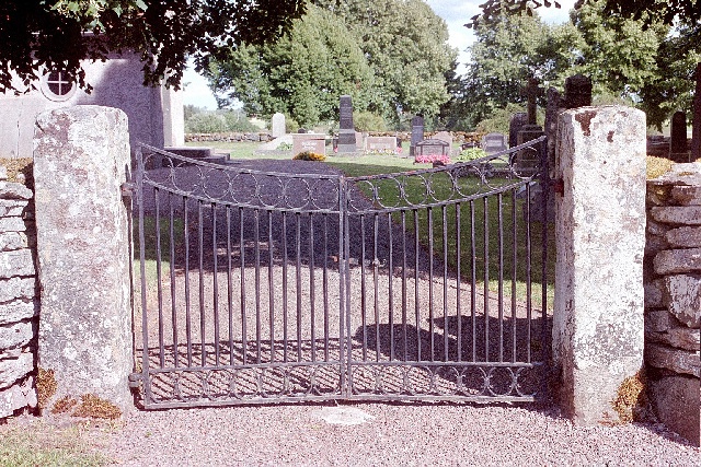 Kälvene kyrkogård grindar i västra muren. Negnr 01/278:27a