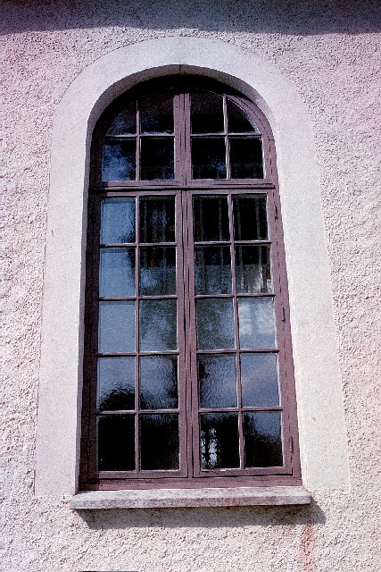 Karleby kyrka exteriör fönster på södra väggen. Negnr 01/277:10