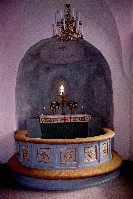 Mularps kyrka interiör altare, absid och altarring